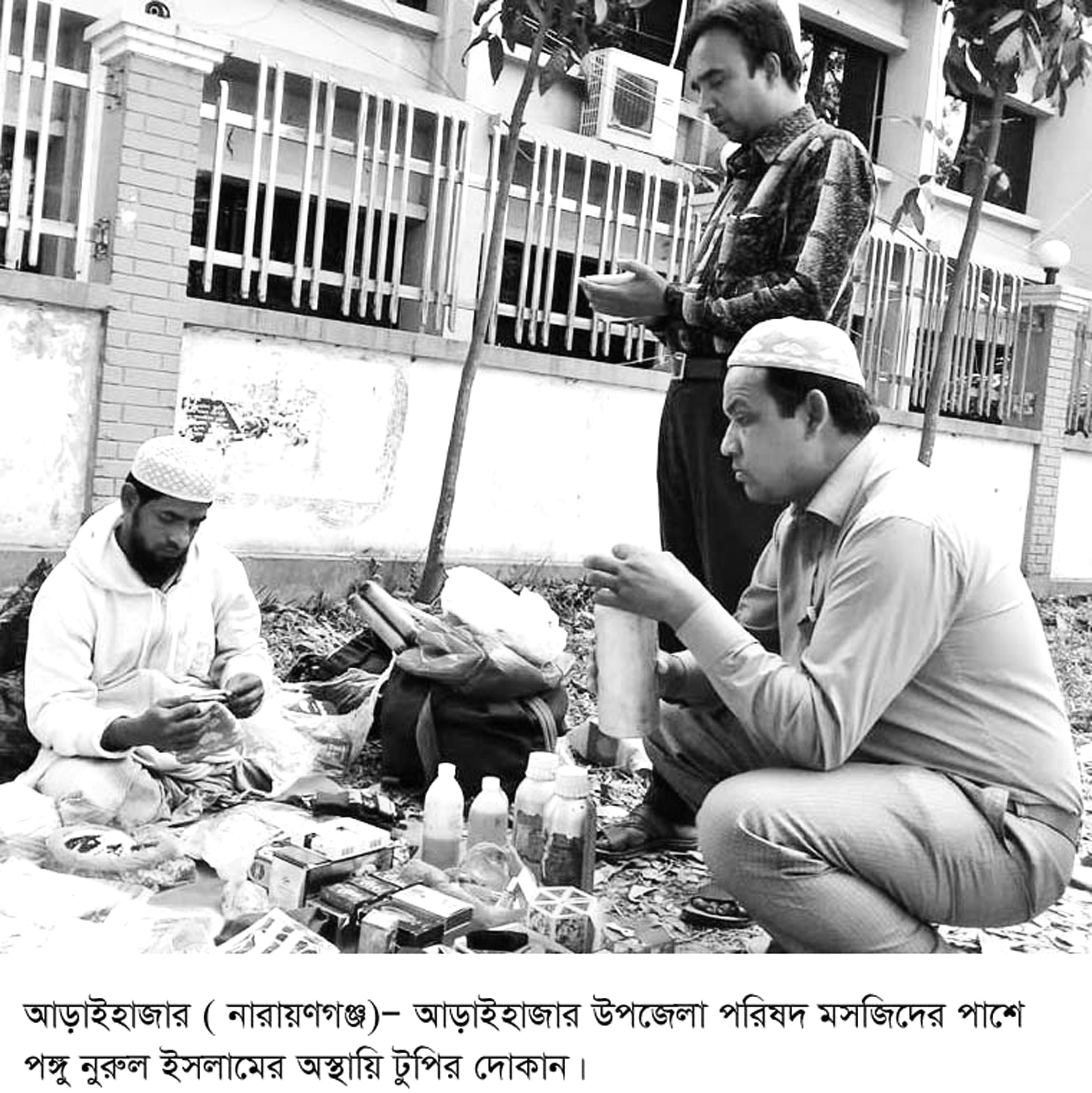 টুপি বিক্রি করে সংসার চলে  পঙ্গু নুরুল ইসলামের