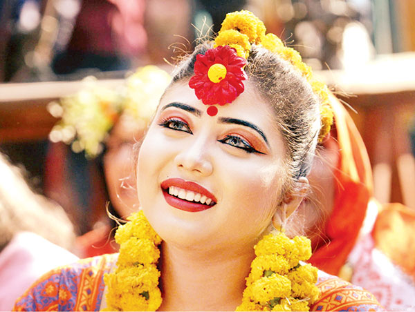 খোঁপায় গাঁদা পলাশ: নগরে এলো বসন্ত
