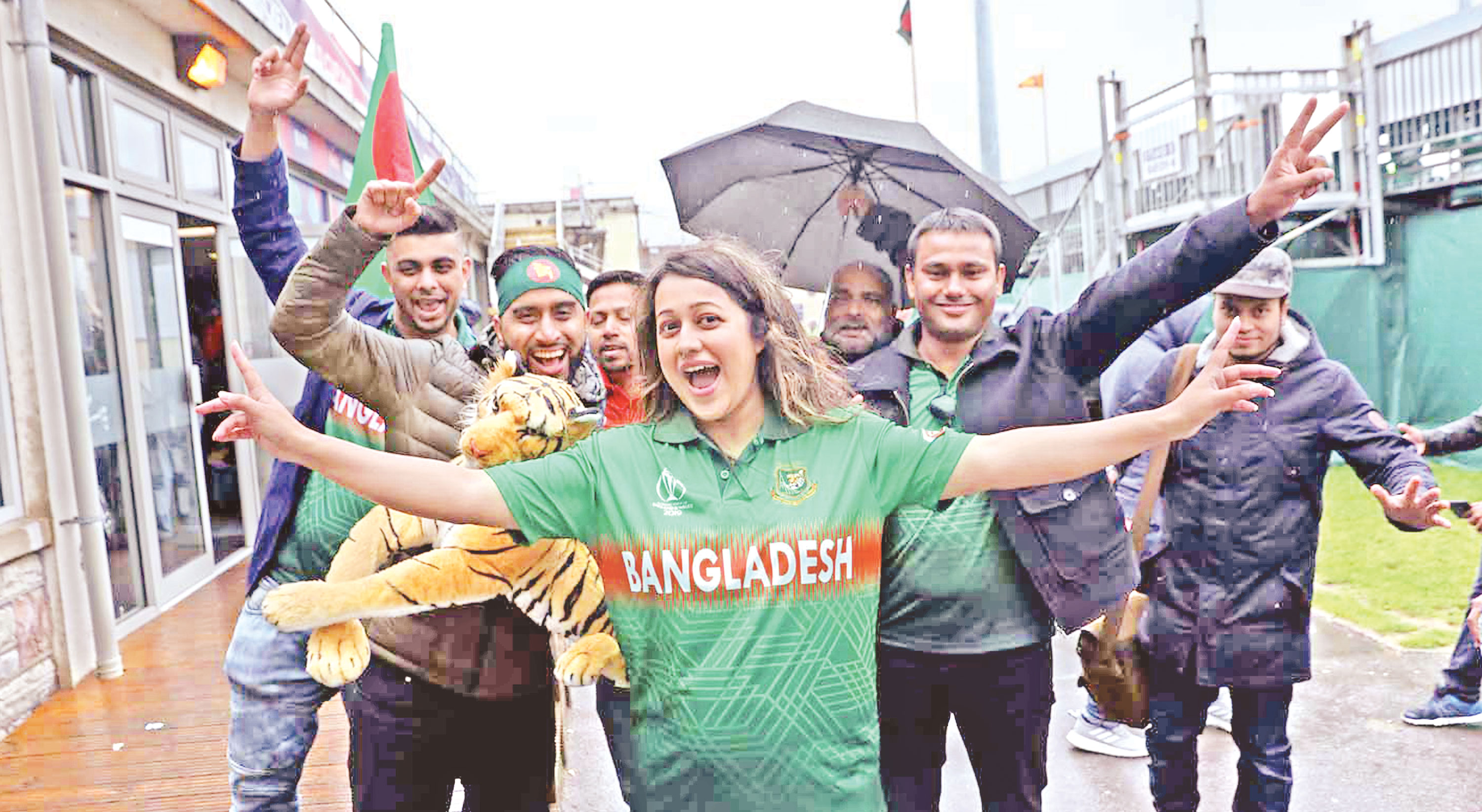 বৃষ্টির ফোঁটায় দৃষ্টি পড়ে থাকল সমর্থকদের