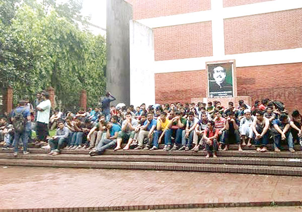 ১৬ দাবিতে বুয়েট শিক্ষার্থীদের বিক্ষোভ, আল্টিমেটাম