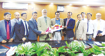 কর্মকর্তাদের সঙ্গে ফার্স্ট ফাইন্যান্সের চেয়ারম্যানের শুভেচ্ছা বিনিময়