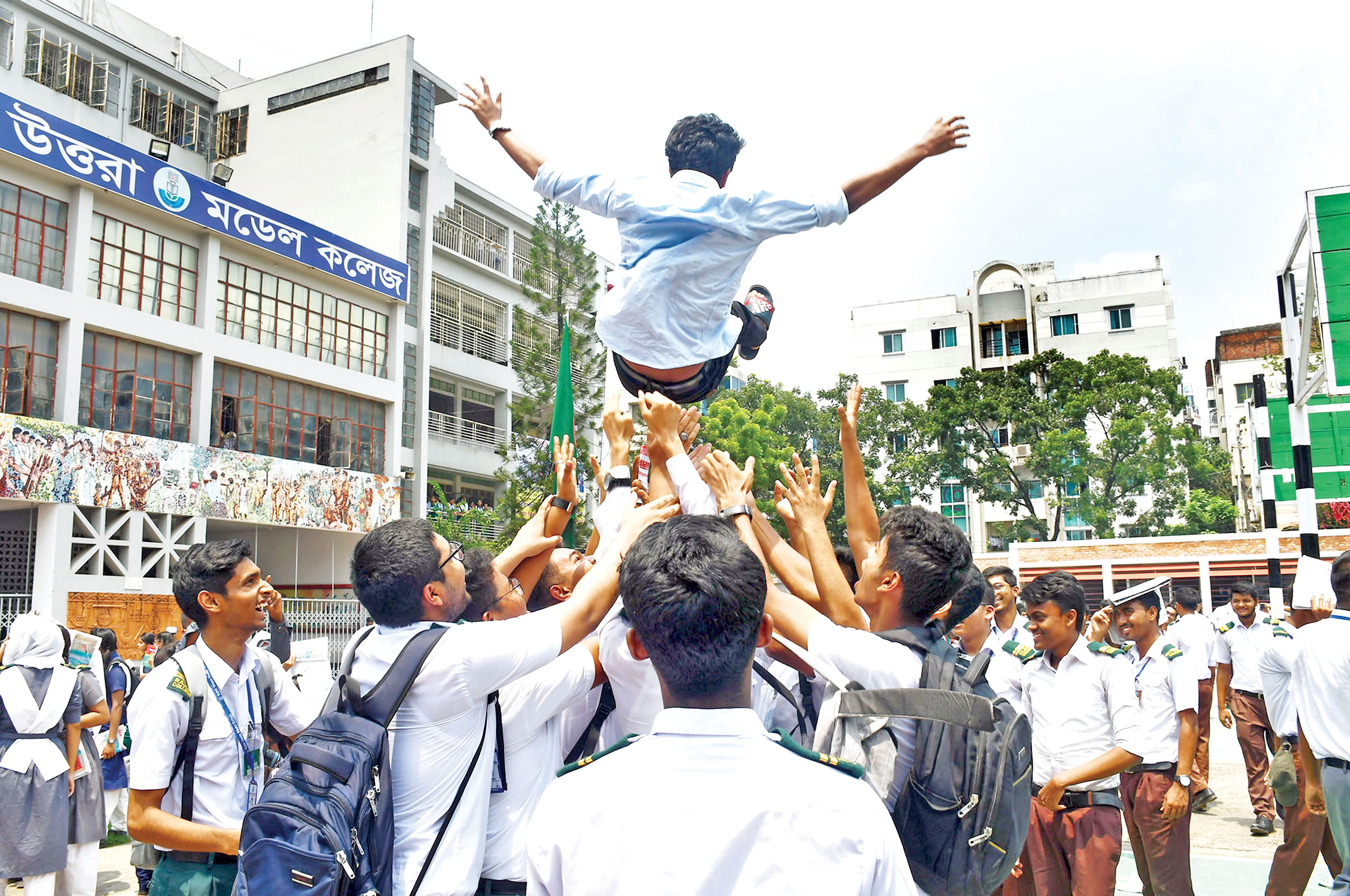 নিজেদেরই ছাড়িয়ে গেল রাজউক