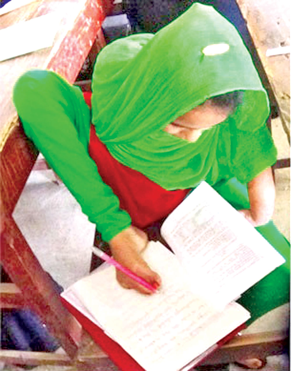 পায়ে লিখে জিপিএ ৩.৮৬ পেলেন নিলা
