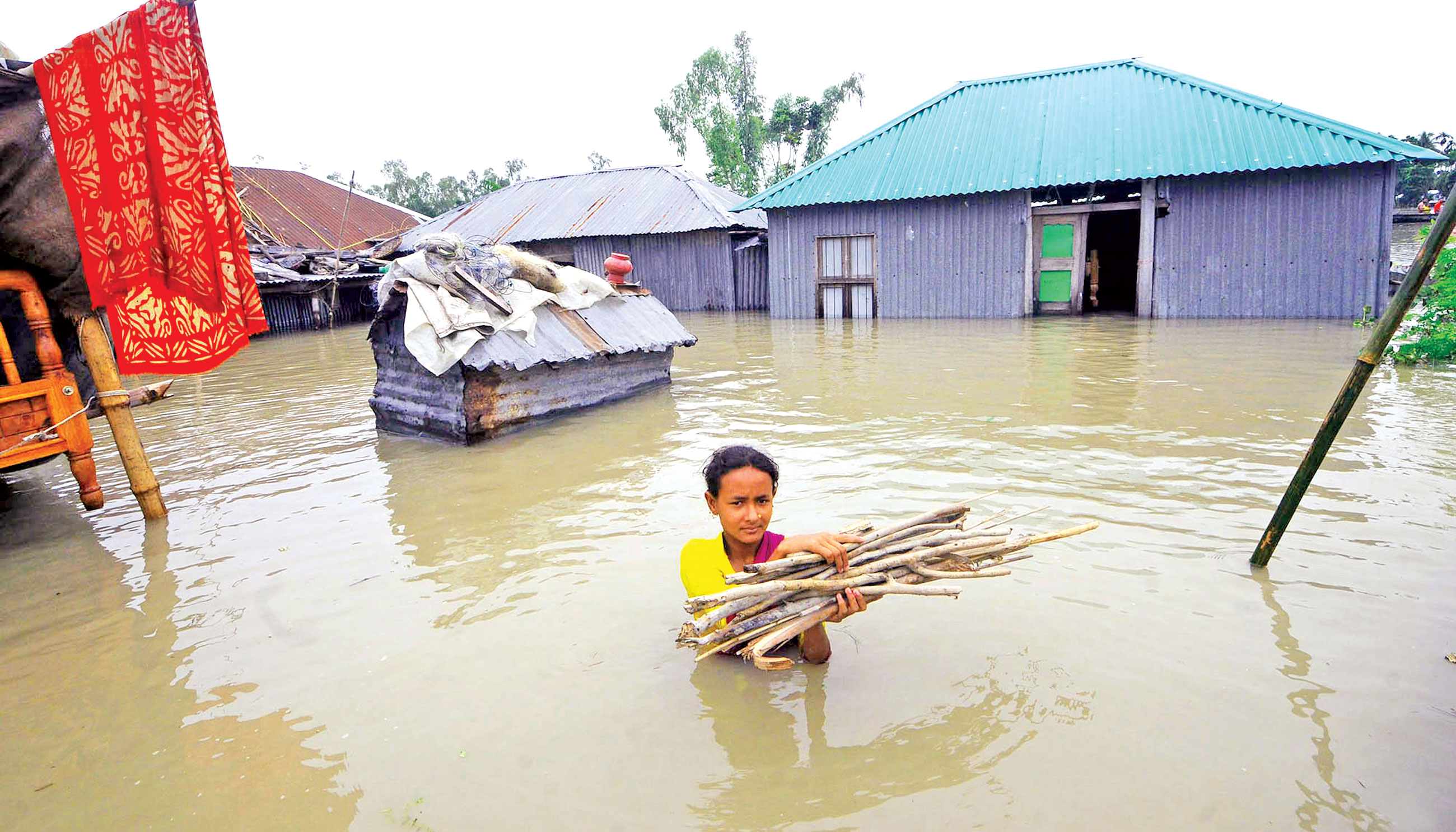 বন্যা : বাঁধ ভেঙে তলিয়ে যাচ্ছে গ্রামের পর গ্রাম