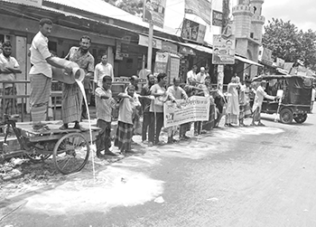 উলিপুরে রাস্তায় দুধ ঢেলে অভিনব প্রতিবাদ