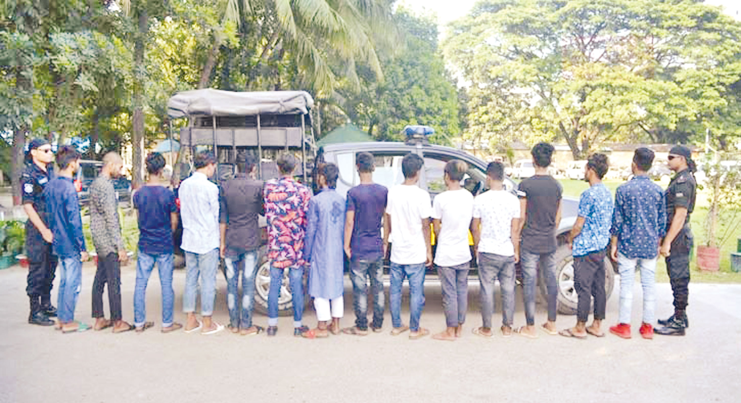 উত্তরায় কিশোর গ্যাং গ্রম্নপের ১৪ জন আটক