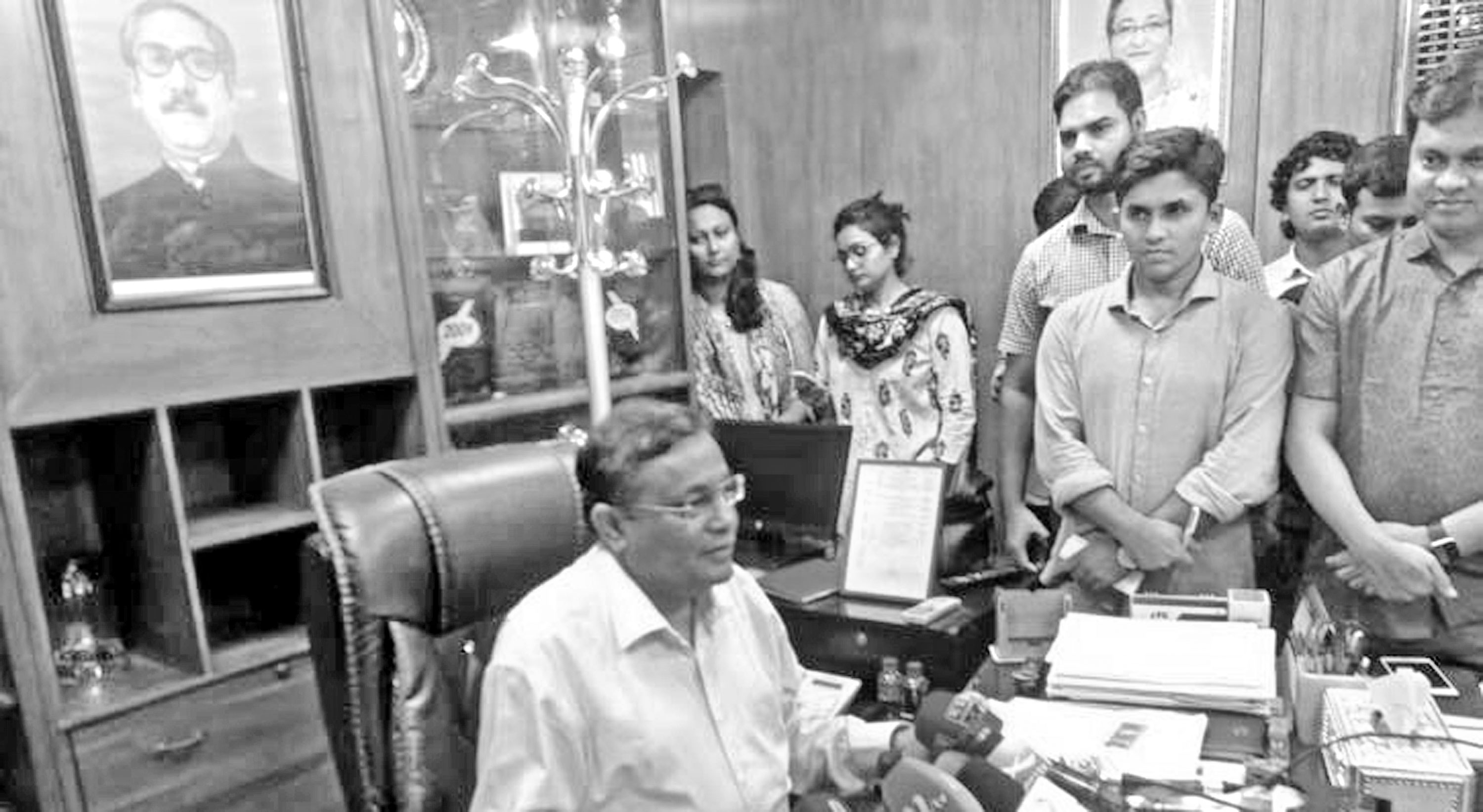 প্রিয়া কীভাবে যুক্তরাষ্ট্রে, তদন্ত করা উচিত : তথ্যমন্ত্রী