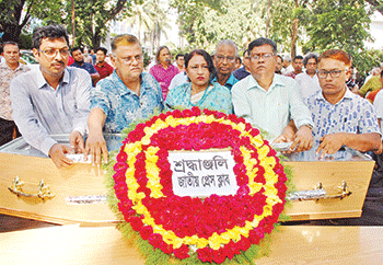 সাংবাদিক অজয় বড়ুয়ার কফিনে পুষ্পস্তবক