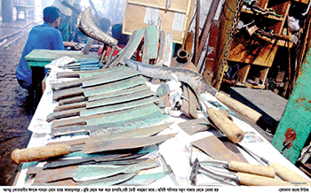 ছুরি-চাপাতি বিক্রি হচ্ছে বাড়তি দামে