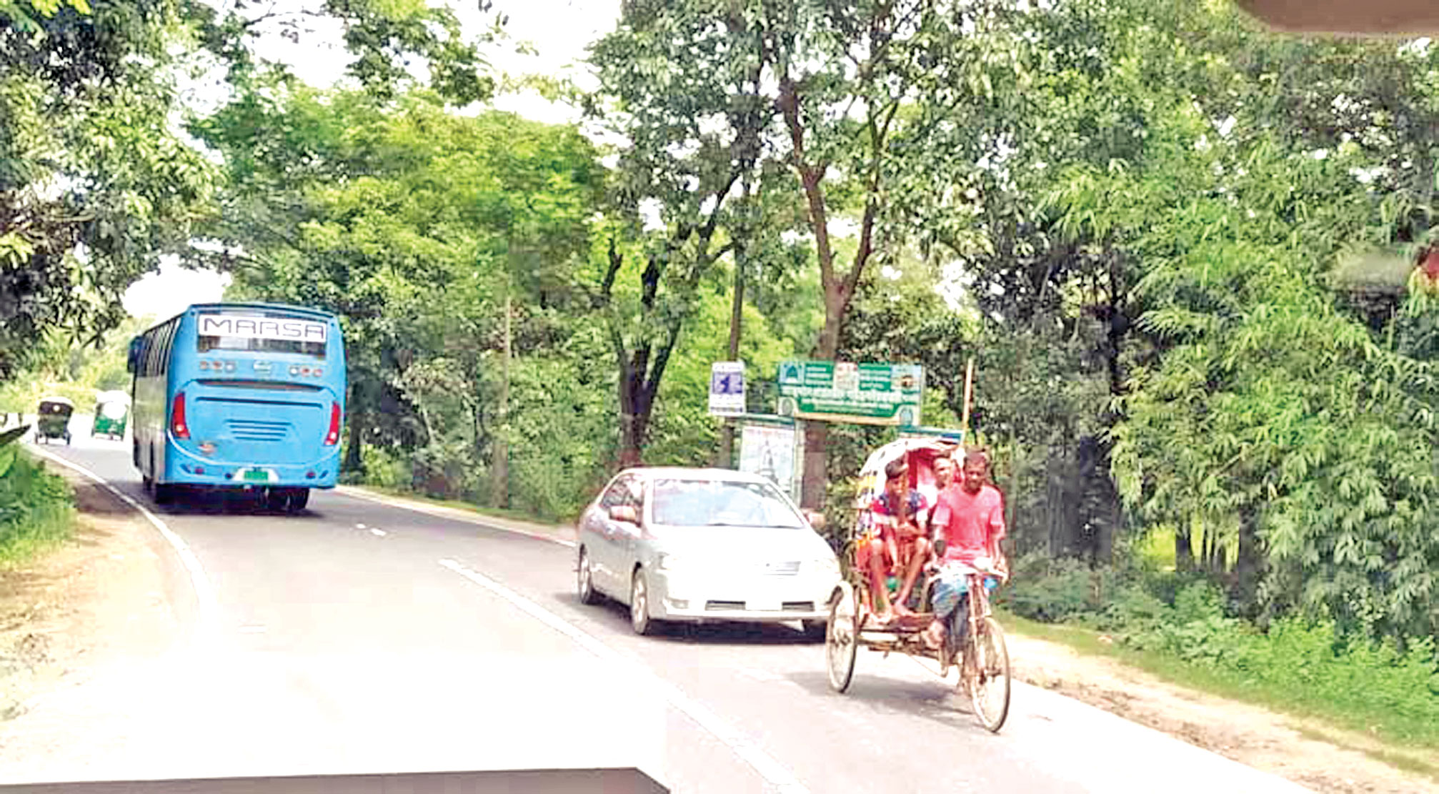 মহাসড়কে দাপিয়ে বেড়াচ্ছে অবৈধ ব্যাটারি রিকশা