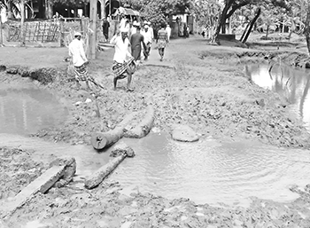 আনোয়ারা উপকূলে ভেঙে পড়েছে যোগাযোগ ব্যবস্থা
