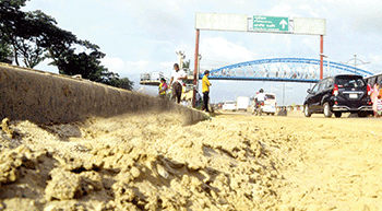 ফ্লাইওভারেও বালি-কাদা দুর্ঘটনার শঙ্কায় চালকরা