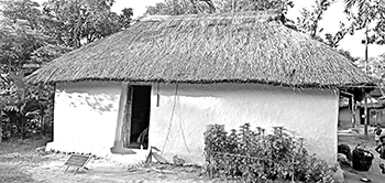 চুনারুঘাটে হারিয়ে যাচ্ছে মাটির ঘর