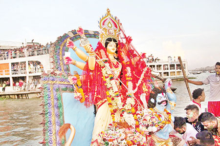 বিসর্জনে শেষ পাঁচ দিনের দুর্গোৎসব