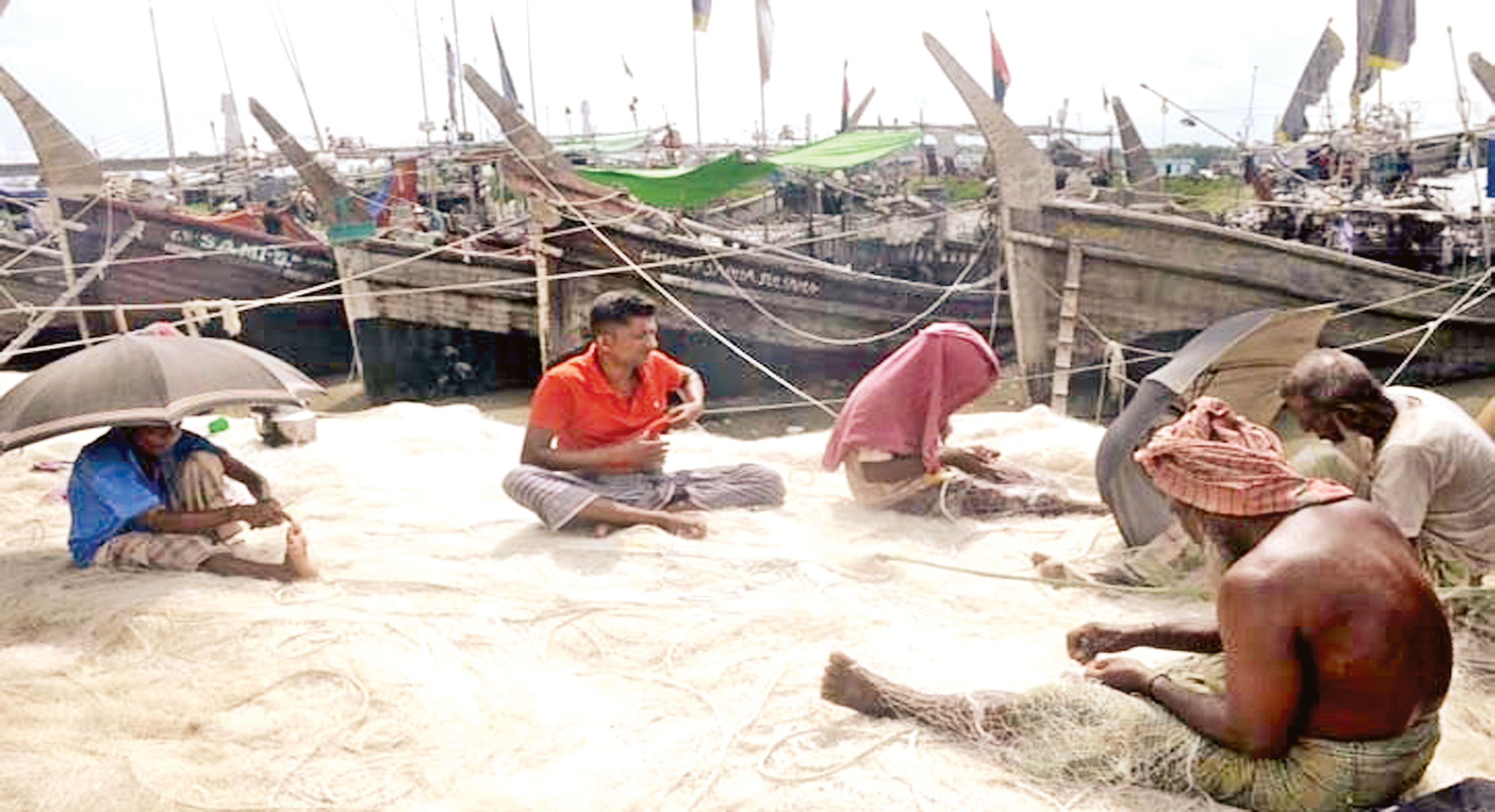 কর্ণফুলীর পাড়ে অলস বসে আছে মাছ ধরার ট্রলার