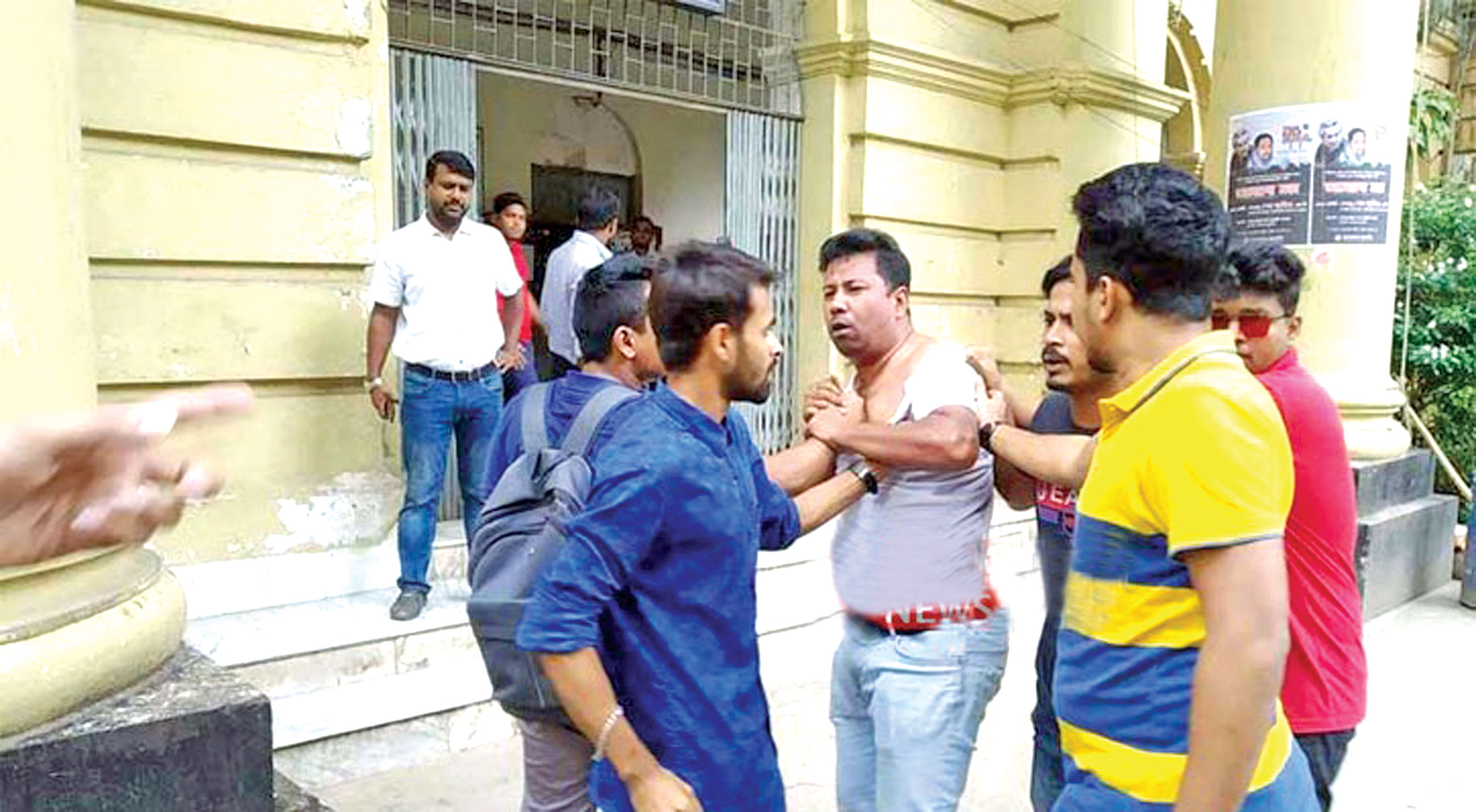 জগন্নাথে ছাত্রদলের প্রতিবাদ মিছিলে ছাত্রলীগের হামলা