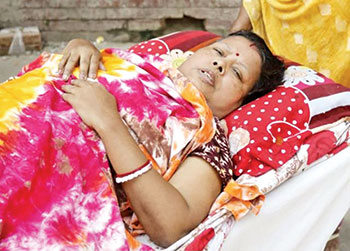 দুই পা নিয়ে বেরিয়ে ঘরে ফিরলেন এক পায়ে ভর দিয়ে