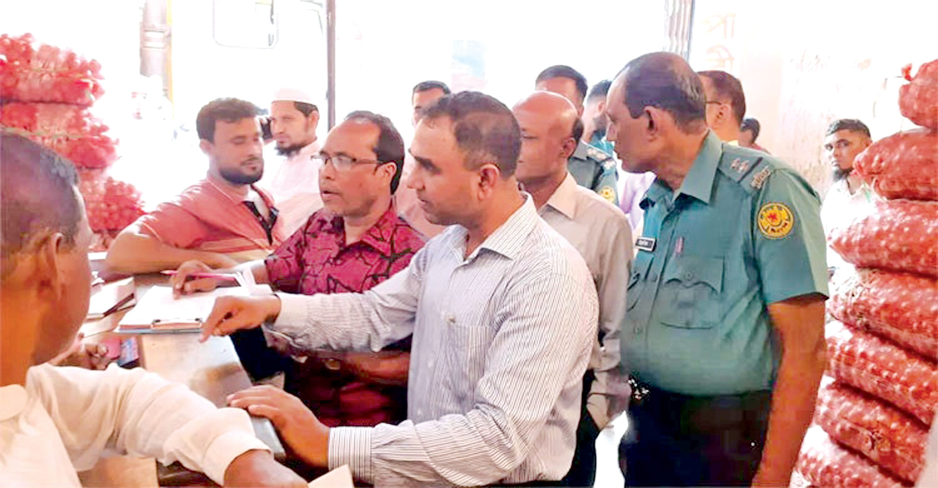 বেশি দামে পেঁয়াজ বিক্রি করায় ২৫ হাজার টাকা জরিমানা