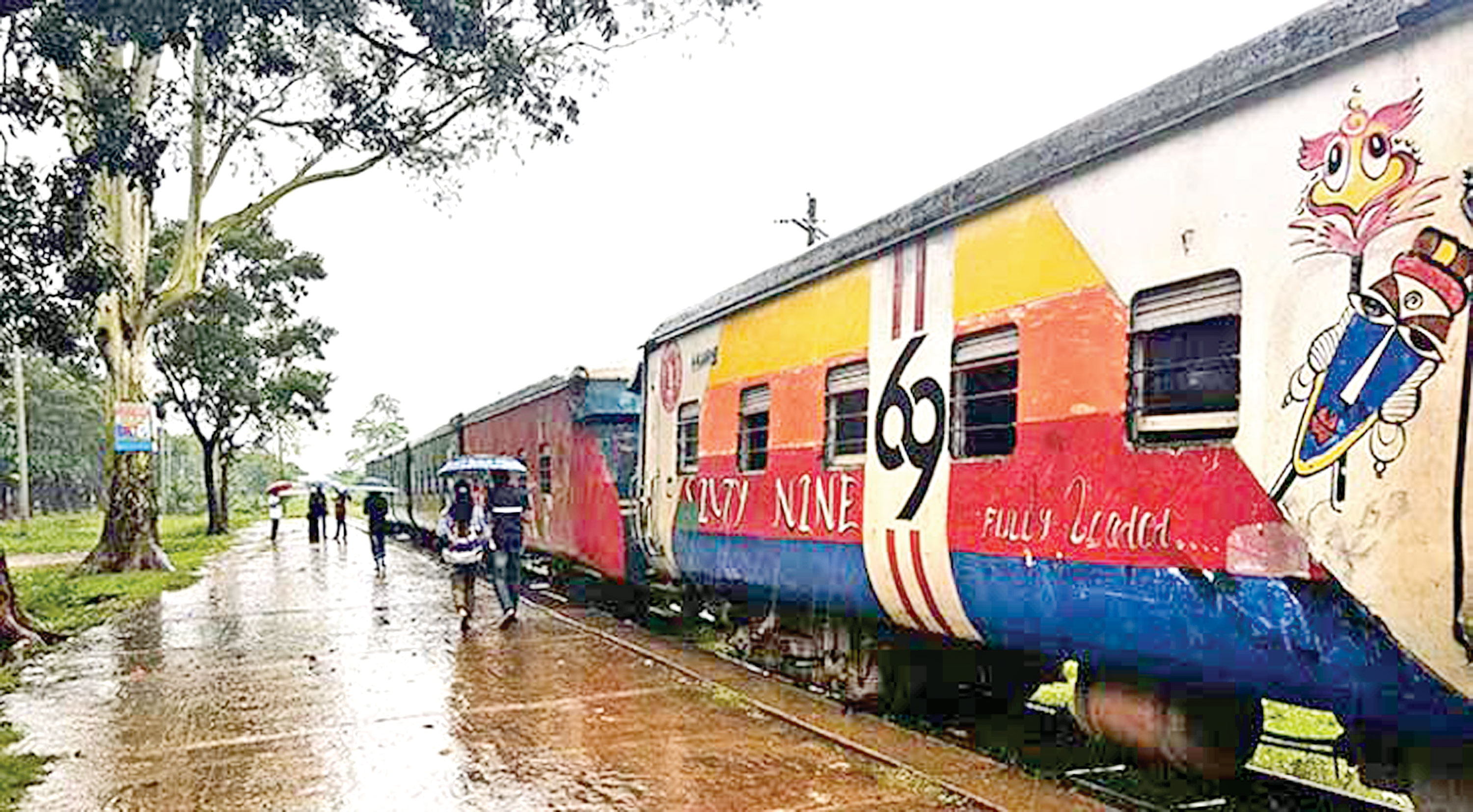 শাটল ট্রেনের বগির নামে পস্ন্যাকার্ড স্স্নোগানে ছাত্রলীগের মানা