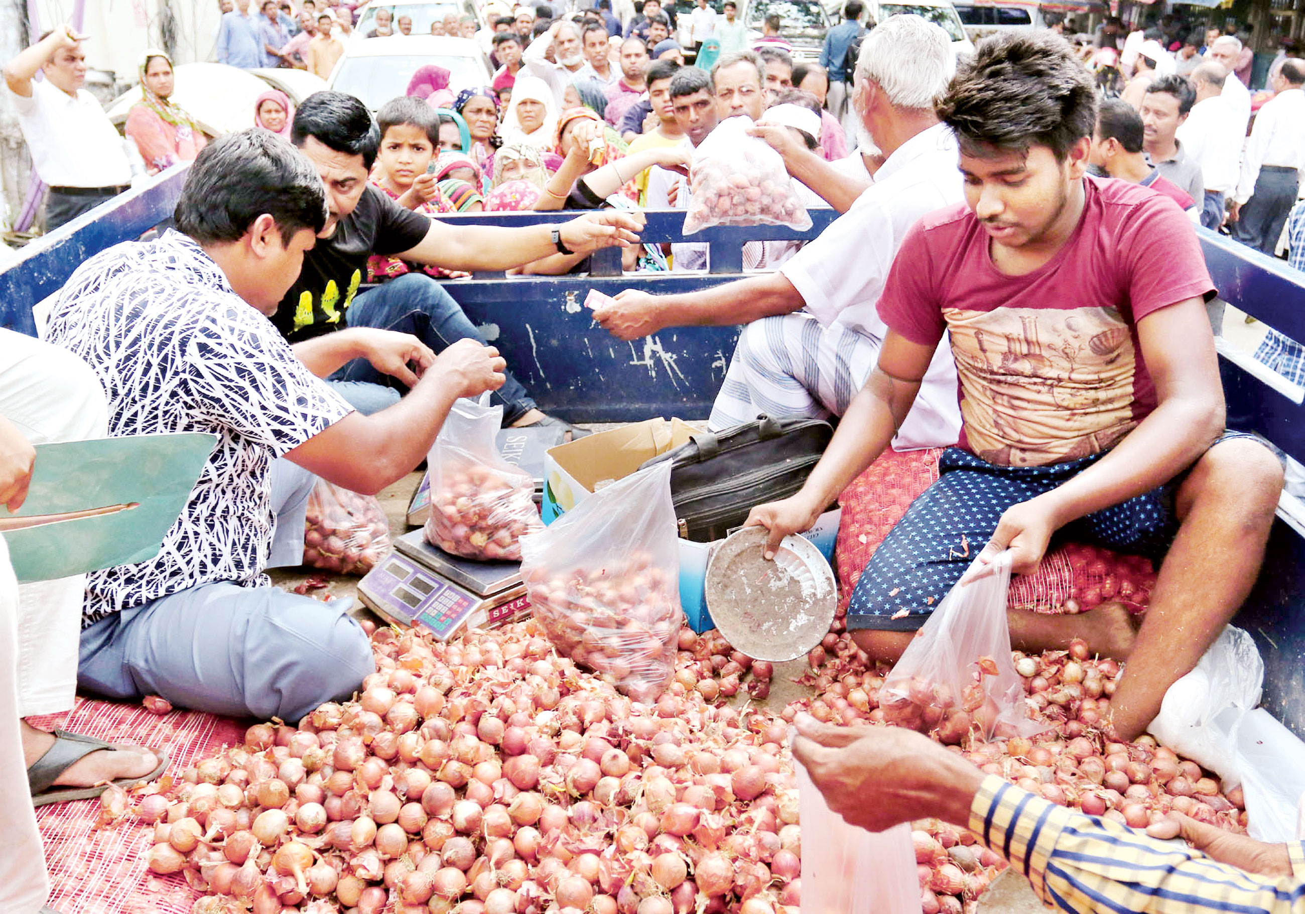 পেঁয়াজ: পাইকারিতে দাম কমলেও হেরফের খুচরায়