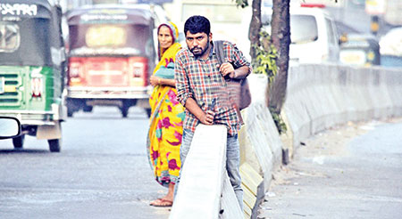 আইন মানার গরজ নেই চট্টগ্রাম পথচারীদের