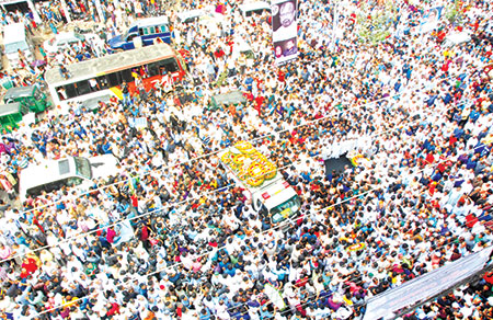 শ্রদ্ধা-ভালোবাসায় সিক্ত খোকা: বাবা-মার পাশে চিরনিদ্রায় শায়িত