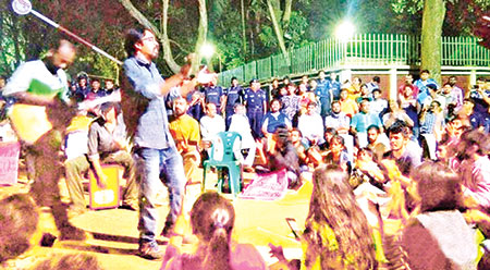 বন্ধ ক্যাম্পাসে ক্ষোভ বিক্ষোভ