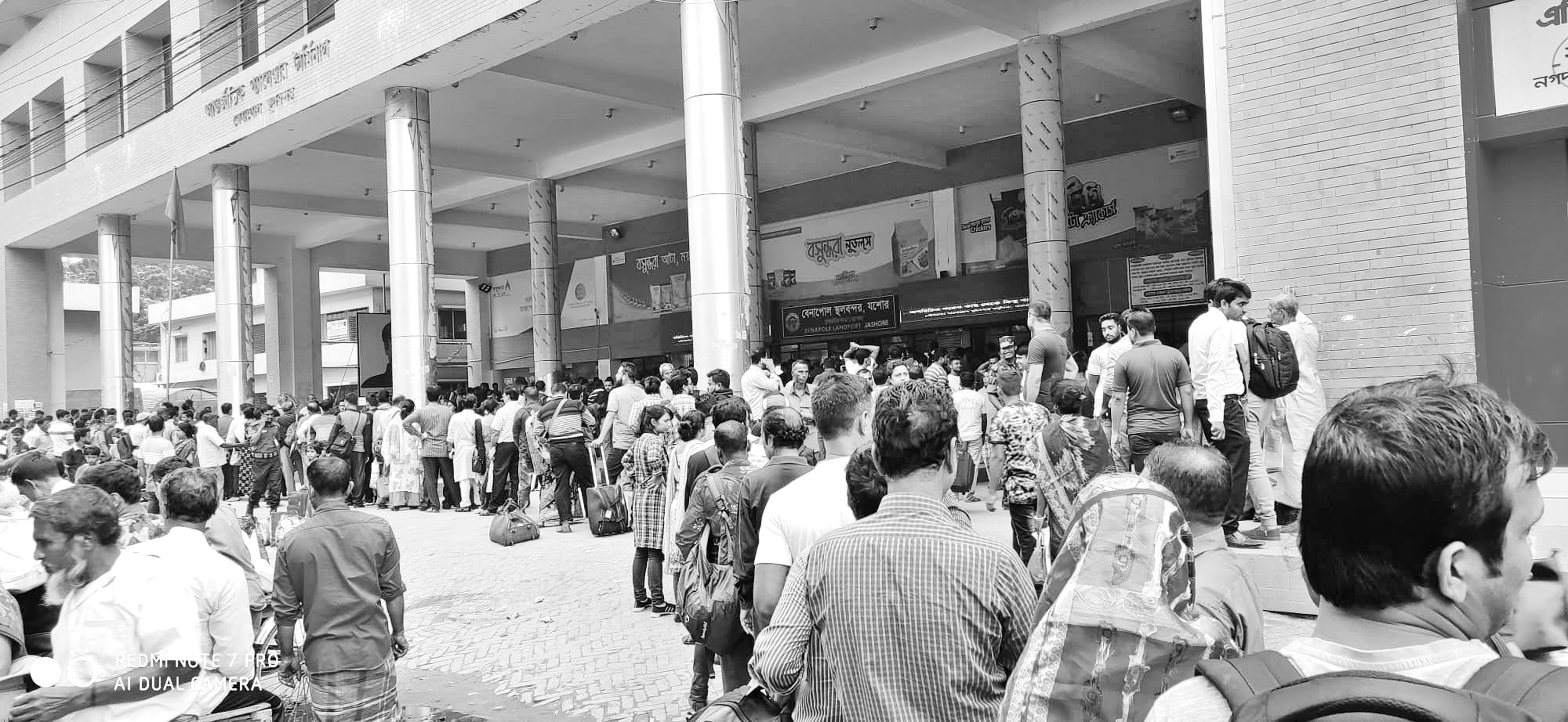 বেনাপোল চেকপোস্টে যাত্রীদের দুর্ভোগ