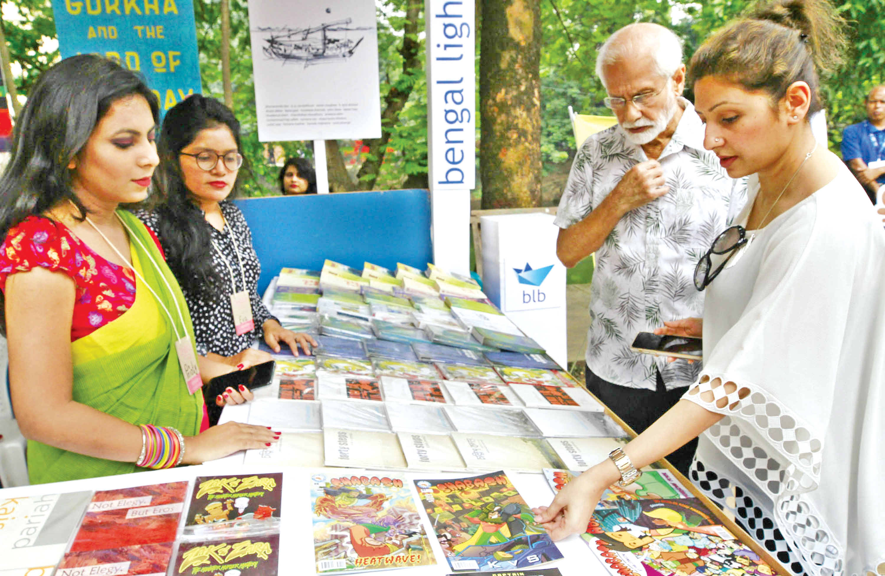 লিট ফেস্টে ক্রেতা-দর্শনার্থীতে জমজমাট বইয়ের স্টল
