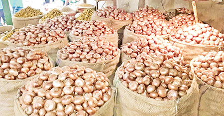 ক্রেতাশূন্য পেঁয়াজের পাইকারি বাজার