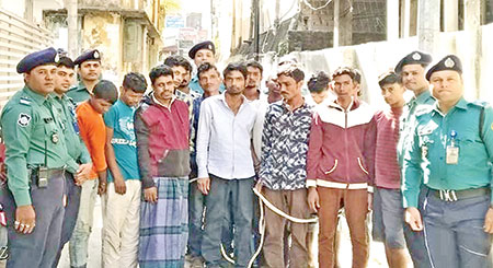 ৩০ সেকেন্ডে ছিনতাই করে তারা!