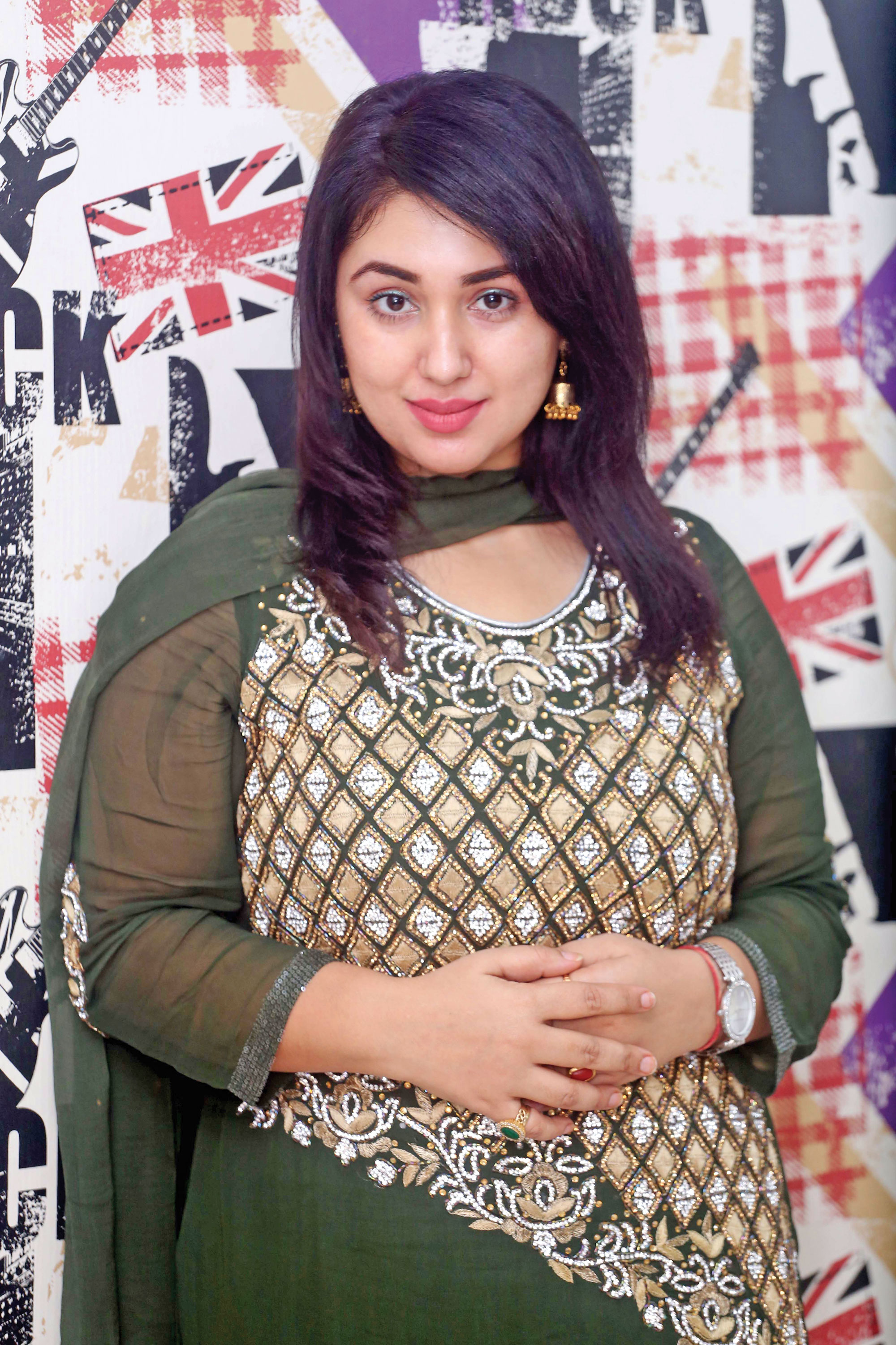 বিকল্প খুঁজছেন নায়িকারা