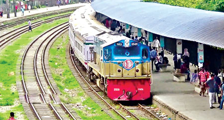 লোকাল যাত্রীদের উৎপাতে অসহায় আন্তঃনগর যাত্রীরা