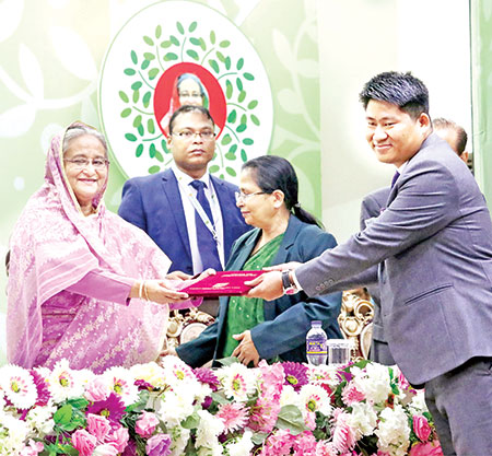 মুক্তিযুদ্ধের চেতনায় প্রস্তুত হোন নবীন কর্মকর্তাদের প্রধানমন্ত্রী