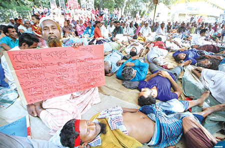 আমরণ অনশনে অসুস্থ শতাধিক পাটকল শ্রমিক