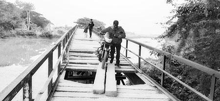 রাঙ্গাবালীতে ঝুঁকিপূর্ণ ব্রিজে পারাপার