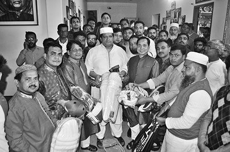 টঙ্গীতে ক্রীড়া প্রতিমন্ত্রীর সামগ্রী বিতরণ