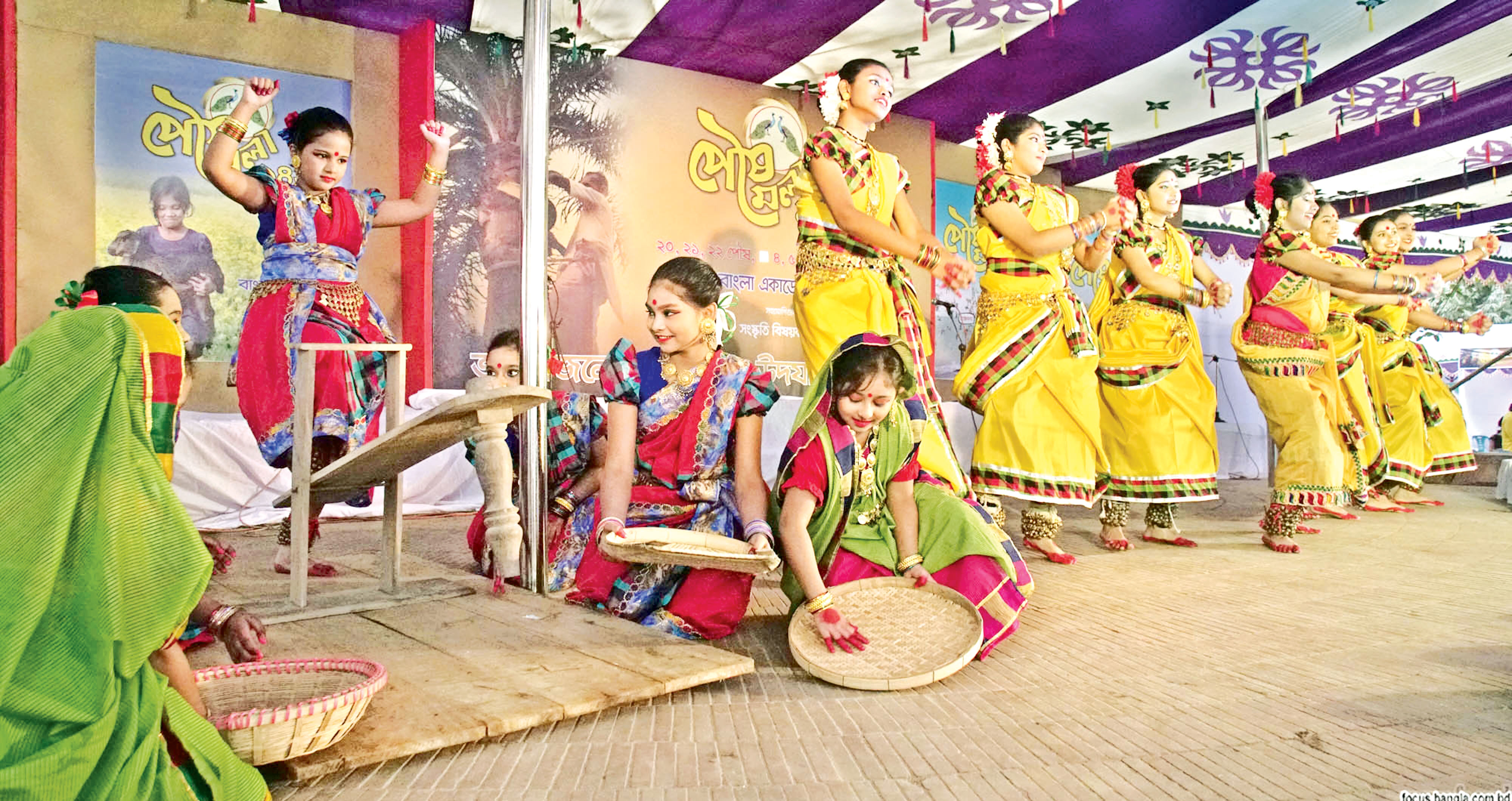 পৌষের রোদ মেখে শুরু পৌষমেলা