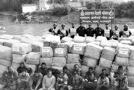 মোংলায় ৩০ কোটি টাকার শাড়ি উদ্ধার, আটক ১৮