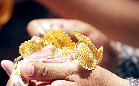 বিয়ের মৌসুমে সোনার বাজারে হাপিত্যেশ