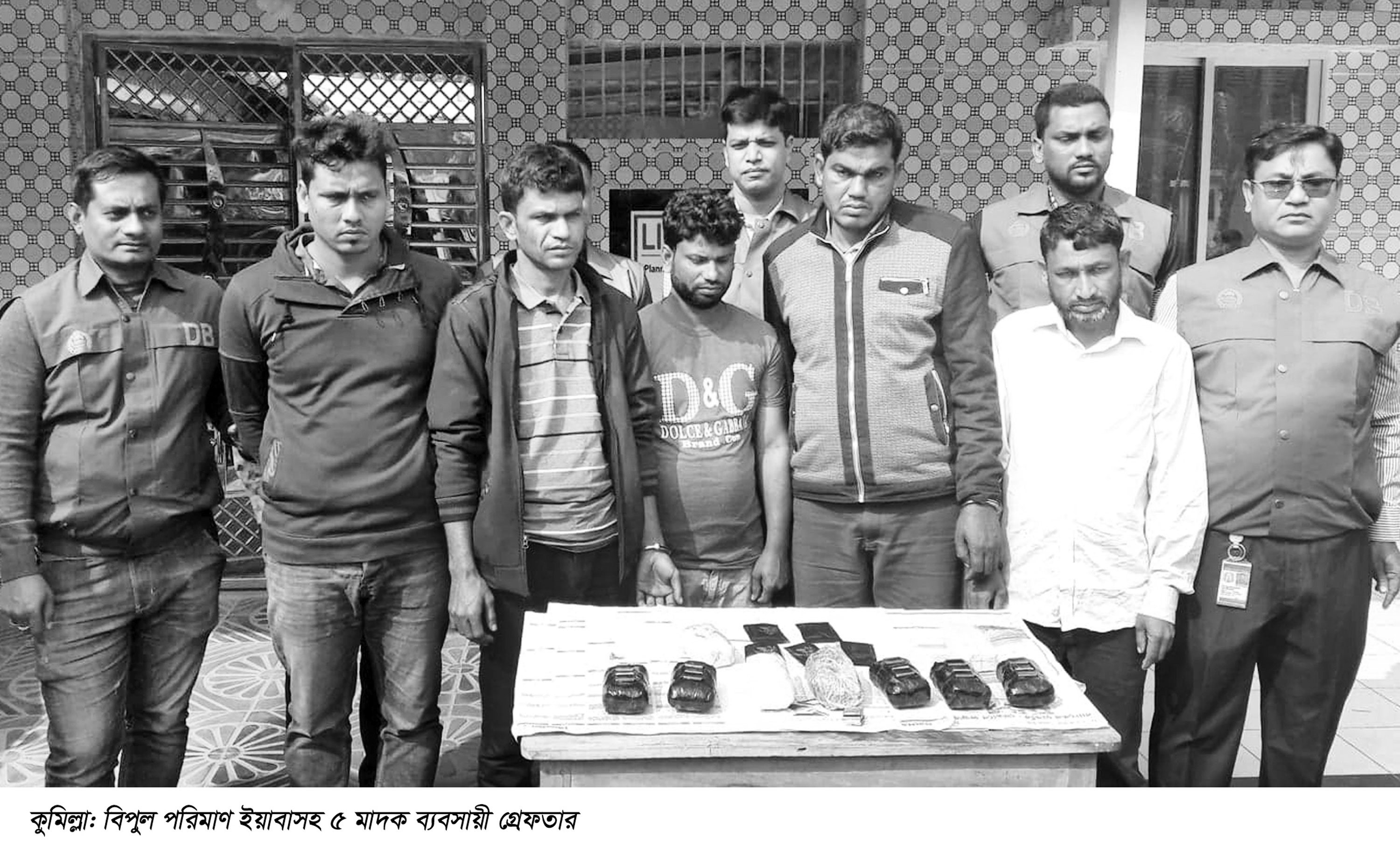 কুমিলস্নায় ২৫ হাজার পিস ইয়াবাসহ গ্রেপ্তার ৫