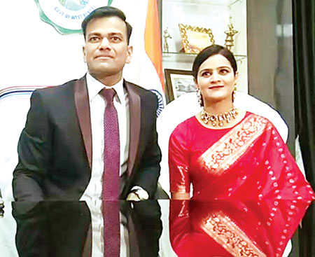 অফিসেই বিয়ে দুই কর্মকর্তার