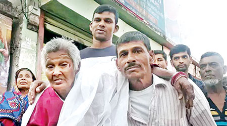 ১৭ বছর পর মাকে খুঁজে পেলেন ছেলে