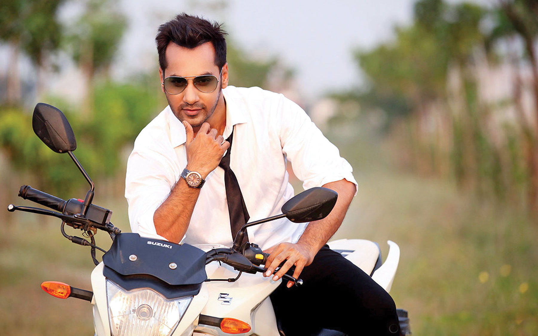 'জীন'-এর জন্য মুখিয়ে আছি