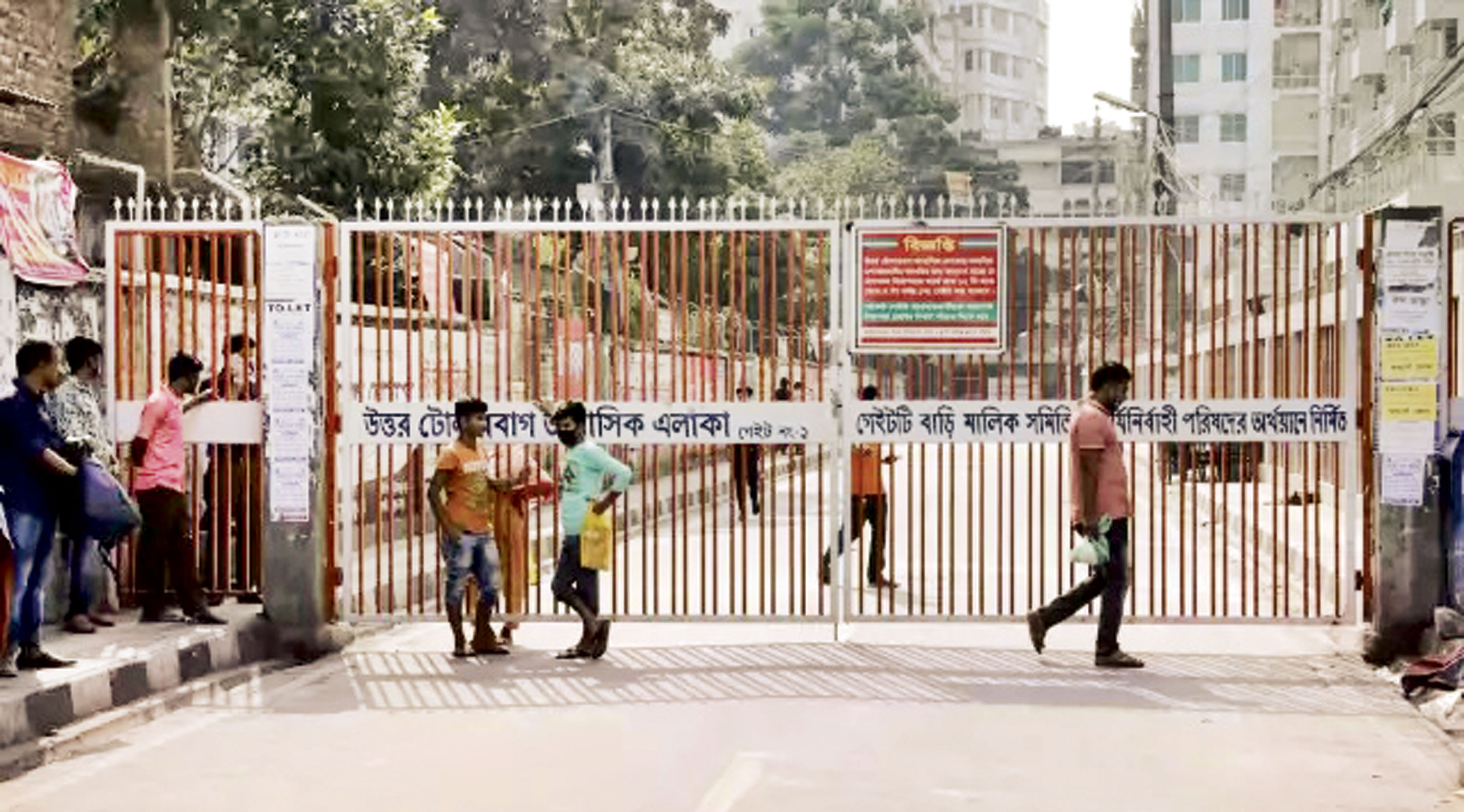 টোলারবাগে করোনা ঠেকাতে নিজেদের কোয়ারেন্টিন
