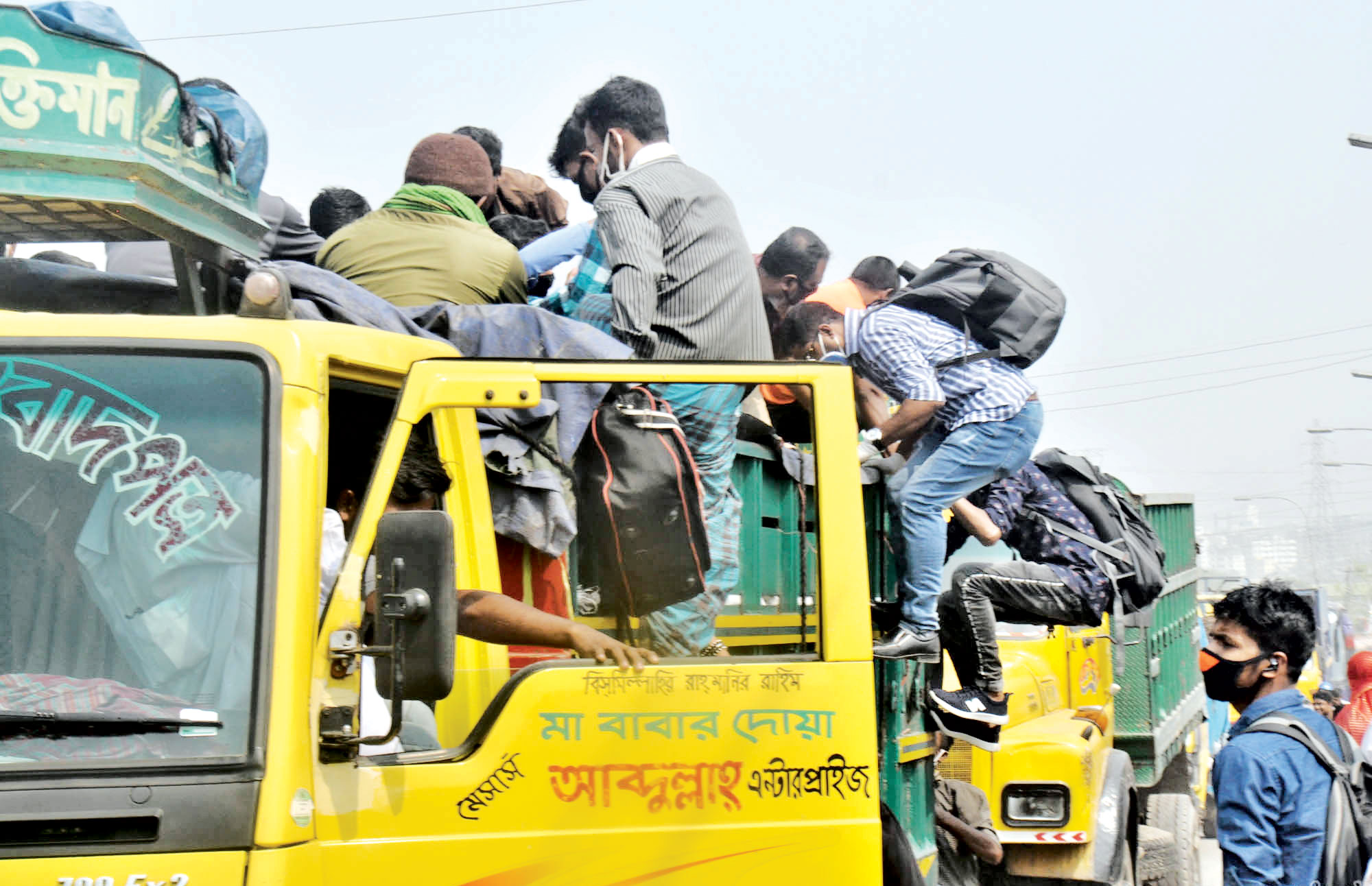 বাড়িমুখী মানুষের ঢল