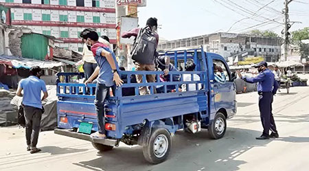 নিষেধাজ্ঞার পরও পণ্যবাহী যানে বাড়ি যাচ্ছে মানুষ