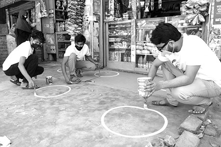 ঝিনাইদহে করোনা প্রতিরোধে দুই চিত্রশিল্পীর স্বেচ্ছাশ্রম