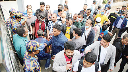নিখোঁজ বিদেশফেরতরাই এখন 'গলার কাঁটা'