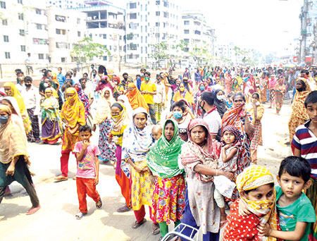 ত্রাণের জন্য হুমড়ি খেয়ে পড়ল দুই হাজার মানুষ